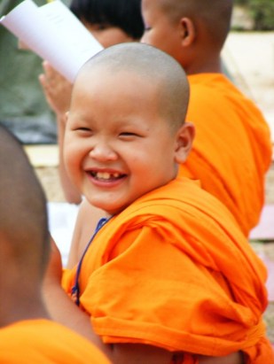 Thai_buddhist_monk_smile1-500x666